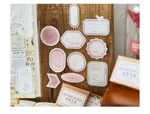 Nahaufnahme von Vintage-Blumenaufklebern für Scrapbooking in verschiedenen Pastellfarben