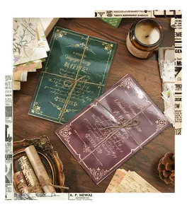 Primo piano di carte per scrapbooking in stile vintage con elegante stampa in oro