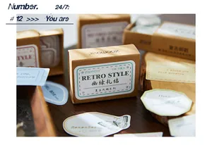 Nahaufnahme von Materialpapier-Aufklebern mit Schmetterlings- und Typografie-Motiven
