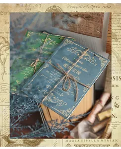 Vista dettagliata di carta scrapbooking vintage con spago elegante e design retrò