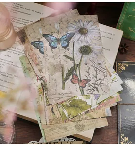 Primo piano di carta per scrapbook vintage con illustrazioni di farfalle e margherite