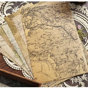 Dettaglio di carta scrapbooking vintage con stampe di mappe retrò e scritte