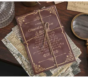 Dettaglio di carta per scrapbooking stile vintage con legatura in spago e decori