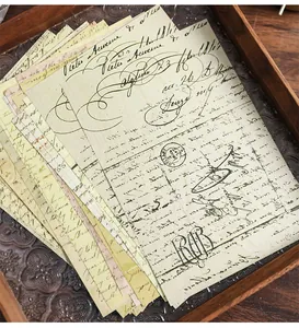 Primo piano di carta decorativa vintage per scrapbooking con design in corsivo