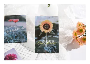 Detailansicht von künstlerischen Postkarten mit Sonnenblumen auf weißer Spitze