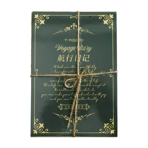 Carta da scrapbooking vintage verde scuro con stampa in lamina d'oro legata con spago naturale