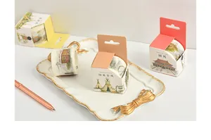 Gros plan de sets de rubans Washi avec diverses illustrations culturelles pour loisirs créatifs