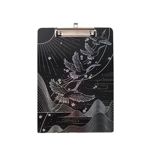 Elegantes schwarzes Acryl-Klemmbrett mit laser-holografischem Kranich-Design und Metallclip