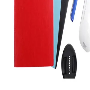 Vue détaillée de carnets A5 en cuir colorés avec texture fine et accessoires de bureau.