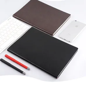 Carnets de notes A5 de qualité supérieure en cuir noir et marron sur fond blanc