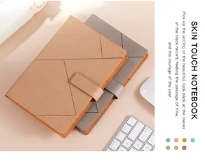 Draufsicht auf zwei hautfreundliche A5-Notizbücher mit geometrischem Muster auf Schreibtisch.