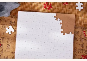 Primer plano de piezas de rompecabezas blancas con números en una alfombra de bambú