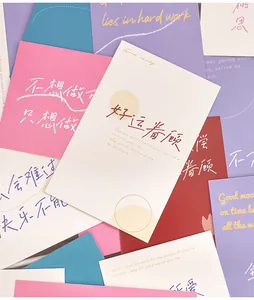 Biglietti d'auguri colorati con citazioni ispiratrici e design minimalista creativo