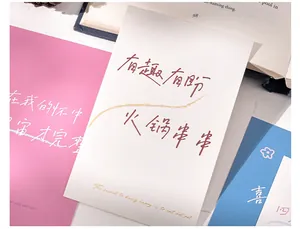 Primo piano di biglietti d'auguri creativi con calligrafia cinese artistica