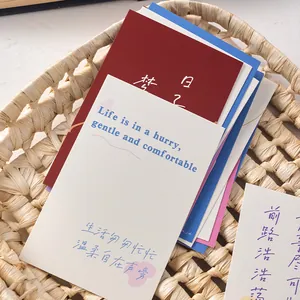 Set di biglietti d'auguri creativi e carini con citazioni in un cesto di vimini