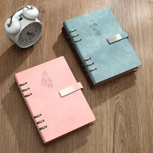 Elegante cuaderno A5 de hojas sueltas de cuero PU rosa y azul en un escritorio
