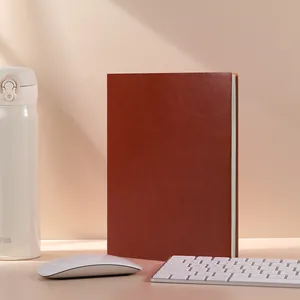 Carnet de notes professionnel A5 en cuir marron minimaliste dans un décor de bureau