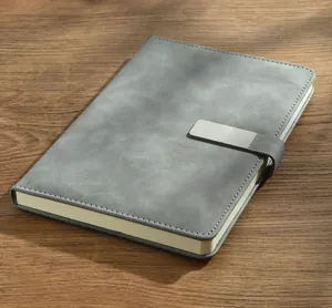 Gedetailleerde close-up van een grijs A5 kunstleren zakelijk notitieboek met magneetsluiting