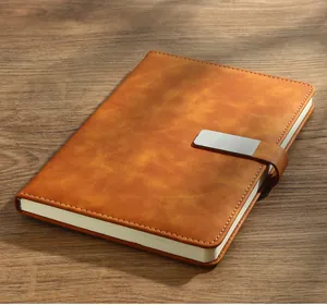 Detailweergave van de premium bruin lederen A5 notitieboekhoes met metalen clip