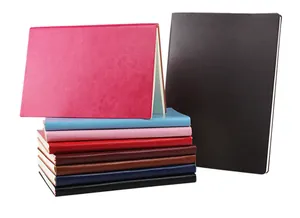 Pile de carnets A5 multicolores montrant diverses teintes et texture cuir souple