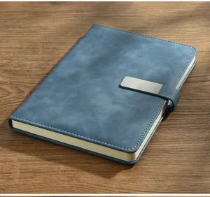 Close-up van een blauw A5 zakelijk notitieboek met lederen omslag en metalen sluiting