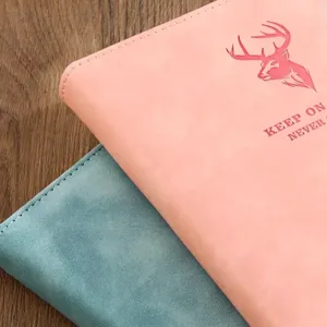 Cuaderno A5 de cuero PU suave con logo de ciervo en relieve para uso profesional