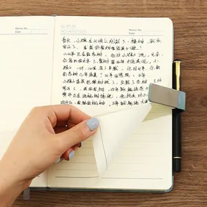 Premium A5 zakelijk notitieboek met dik gelinieerd papier en penhouder op houten tafel