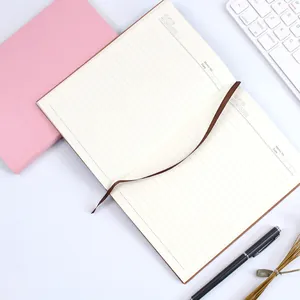 Gros plan d'une page de carnet en cuir A5 avec des lignes et un ruban marque-page