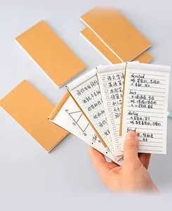 Primer plano de un mini cuaderno portátil con ejemplos de vocabulario escrito a mano