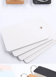 Vue détaillée macro de papier cartonné blanc vierge de haute qualité pour l'étude