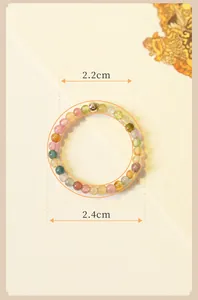 Vista dettagliata dell'anello di perline di tormalina arcobaleno da 2 mm con diametri