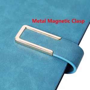 Primer plano de un cuaderno de cuero azul con una hebilla magnética de metal dorado de calidad.
