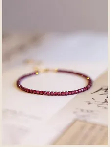 Primo piano del bracciale di granato naturale sfaccettato da 2 mm in rosso scuro