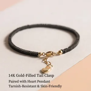 Bracciale minimalista in pietra nera con chiusura a cuore in oro riempito 14K.