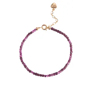Delicato bracciale di granato viola naturale 2mm con ciondolo a cuore in oro rosa