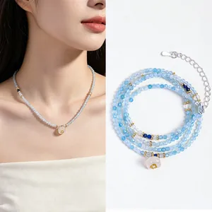 Detailweergave van de gefacetteerde aquamarijn kristallen ketting en armbandenset met kralen