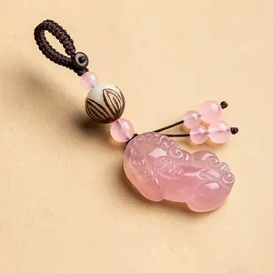 Handgesneden roze agaat Pixiu sleutelhanger met elegante kralen en gevlochten koord