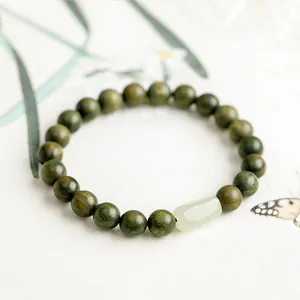 Bracelet en perles de bois de santal vert naturel avec accent en jade pâle
