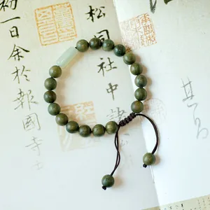 Bracelet en bois de santal vert fait main avec perle en jade cylindrique et cordon