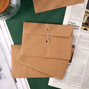 Sobres vintage de papel kraft con cierre de cordel dispuestos sobre un fondo retro