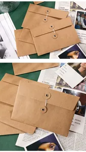 Primer plano de un sobre de papel kraft marrón vintage con cierre decorativo de cuerda y arandela.
