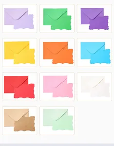 Vista detallada de los sobres coloridos y juegos de tarjetas con bordes ondulados