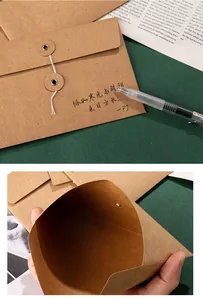 Primer plano de un sobre de papel kraft retro con cierre de cordón clásico