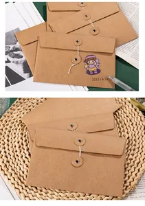 Detalle de sobre de papel kraft vintage con mecanismo de cierre de cordel y botón.