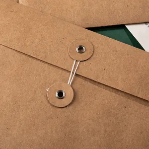 Primer plano de un sobre de papel kraft vintage con un cierre seguro de cuerda blanca.
