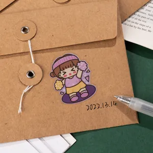 Sobre de papel kraft vintage con cierre de cordel para postales.
