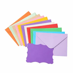 Juego de sobres coloridos de estilo europeo con una tarjeta morada de borde ondulado
