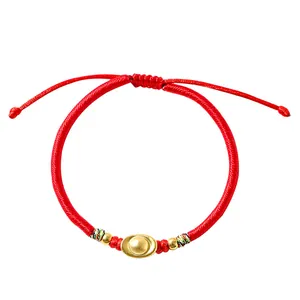 Bracciale in corda rossa intrecciato a mano con ciondolo lingotto d'argento portafortuna.
