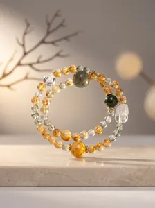 Detalle de cuentas de cuarzo rutilado natural amarillo y verde con cristal grabado