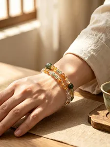 Vista detallada de pulseras de cuentas de citrino natural y cristal de cuarzo en una muñeca